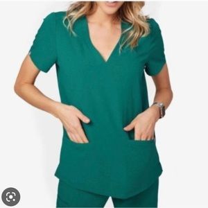 Figs women’s hunter green casma 3 pocket scrub top